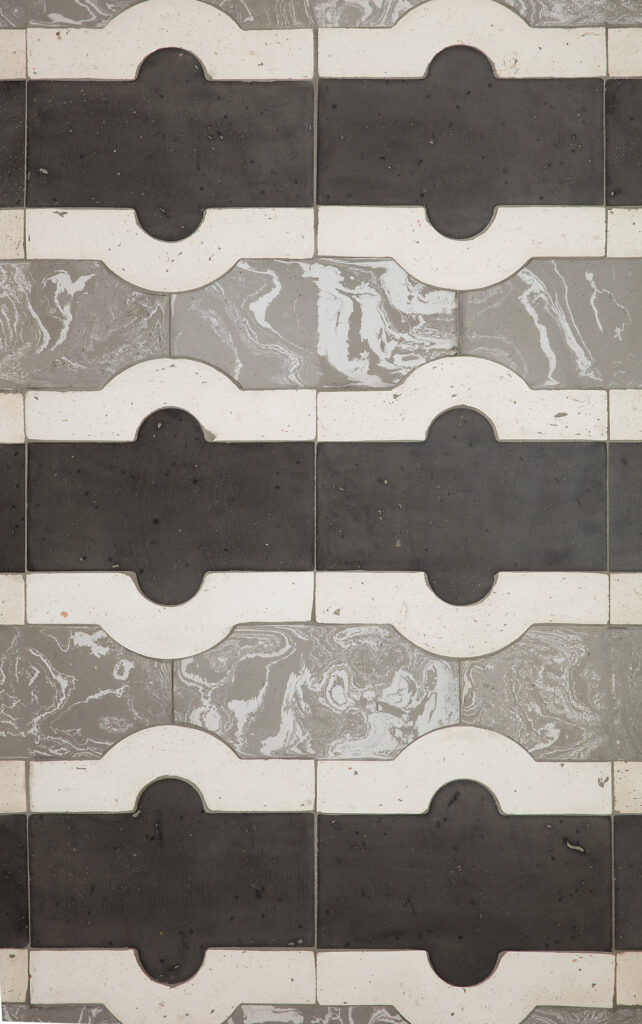 Rivestimento murale con piastrelle bianche e nere con motivo