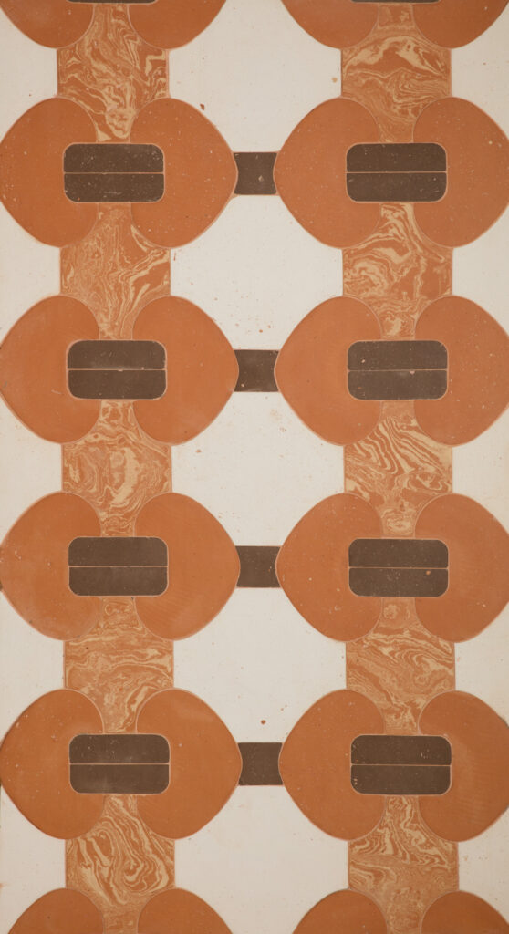 Rivestimento murale con piastrelle marroni e bianche con motivo a forma di T