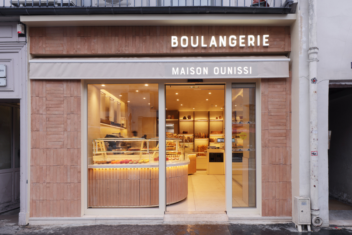 Facciata di una boulangerie con insegna "BOULANGERIE MAISON OUNISSI"