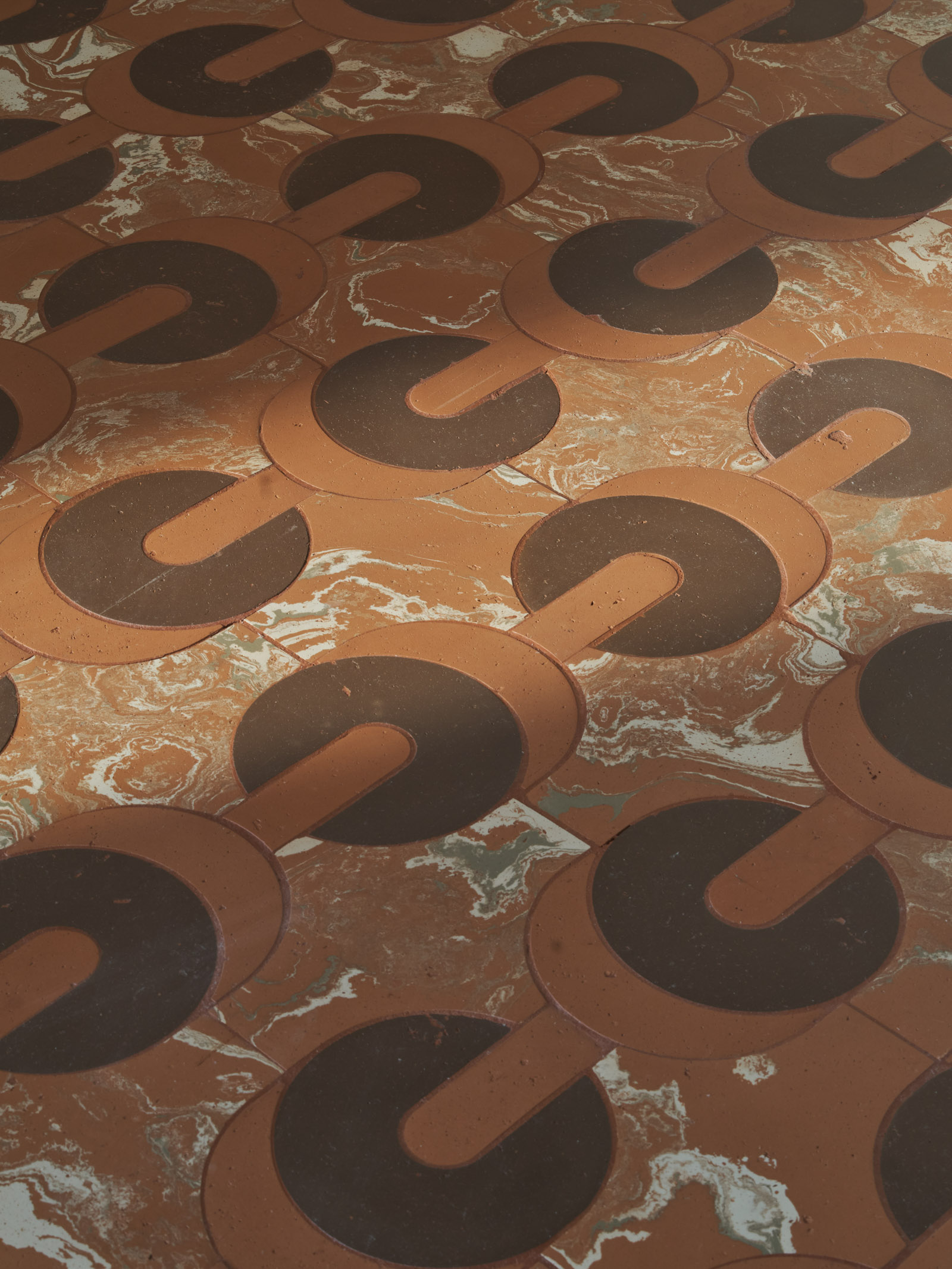 Pavimento in terracotta con motivi circolari
